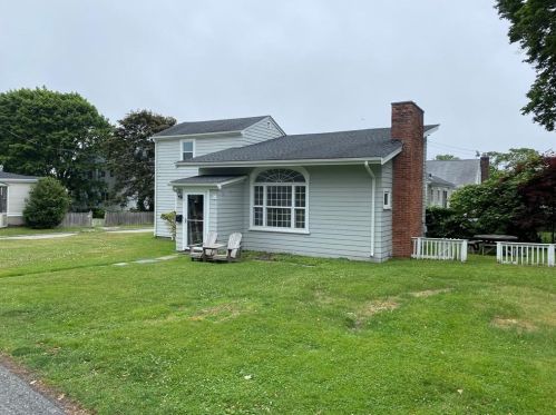 7 Eadie St, Middletown, RI 02840 exterior