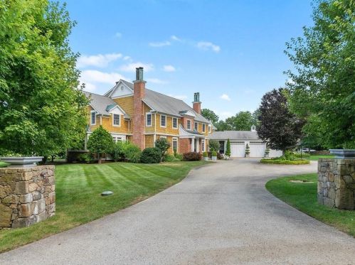 5 Longmeadow Dr, East-Greenwich, RI 02818 exterior