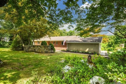 24 Akbar Rd, Stamford, CT 06902 exterior