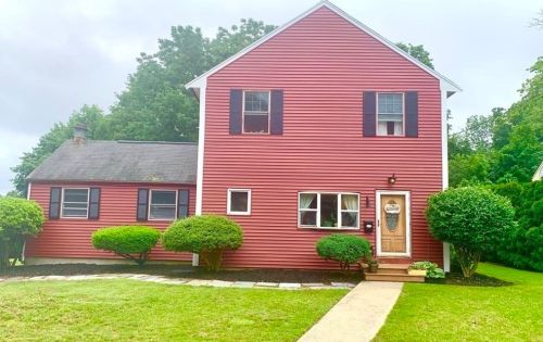 135 Grove Ave, Somerset, MA 02726 exterior