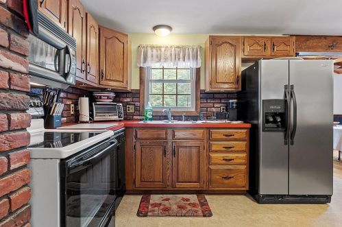 239 Rattlesnake Hill Rd, Auburn, NH 03032 exterior