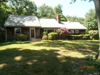 54 Dogwood Dr, Huntington, CT 06484 exterior