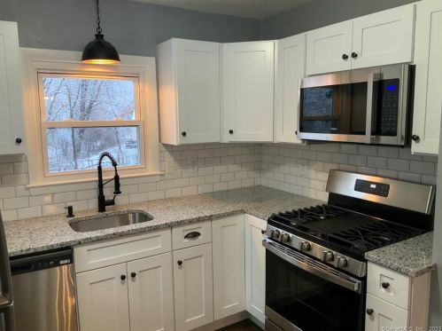 80 Devon Dr, Manchester, CT 06040 exterior