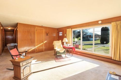 50 Plumb Rd, Middletown, CT 06457 exterior