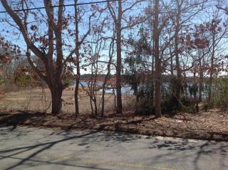 191 Monomoscoy Rd, Mashpee, MA 02649 exterior