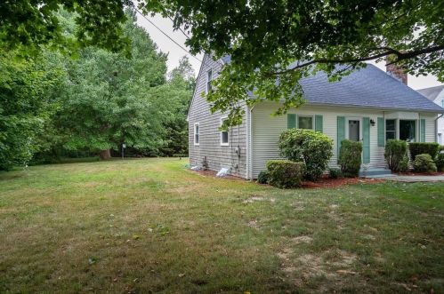 5 Barton Ln, Middletown, RI 02842 exterior