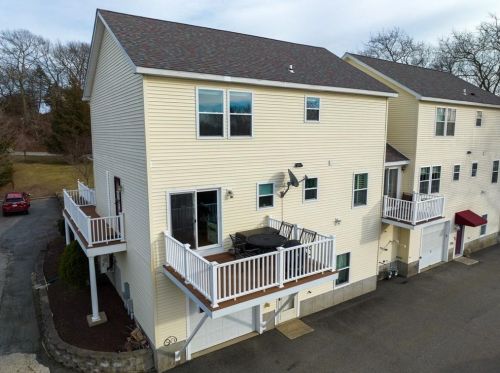 359 Main Rd, Tiverton, RI 02878 exterior