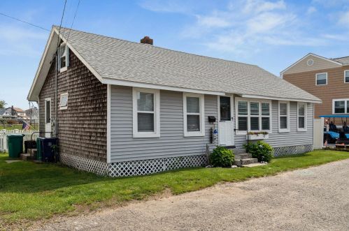 7 Chase St, Hampton Beach, NH 03842 exterior