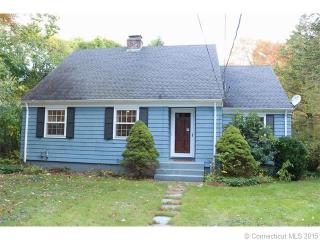 8 Cedar Acres Rd, New Haven, CT 06525 exterior