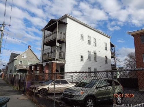 909 Maplewood Ave, Bridgeport, CT 06605 exterior