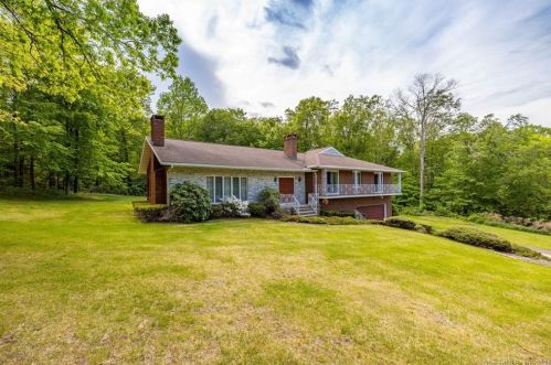 7 Paterson Dr, Middletown, CT 06457 exterior
