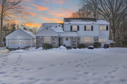 5 Springwood Dr, Bridgeport, CT 06611 exterior