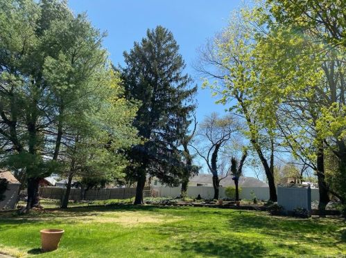 10 Sunset Dr, Huntington, CT 06484 exterior