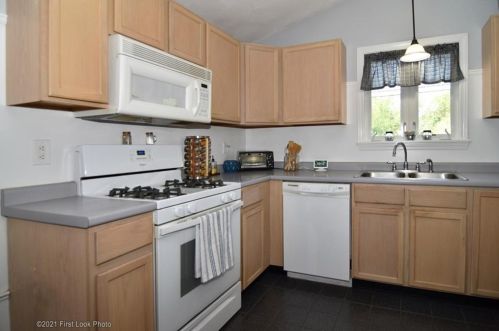 2261 Mendon Rd, Cumberland, RI 02864 exterior