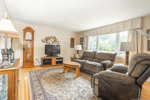 183 Pin Oak Dr, Southington, CT 06489 exterior