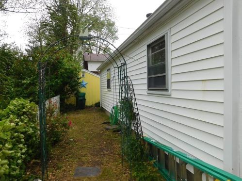 18 Mohawk Ave, Warwick, RI 02889 exterior