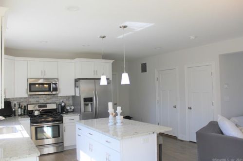 114 West St, Huntington, CT 06484 exterior