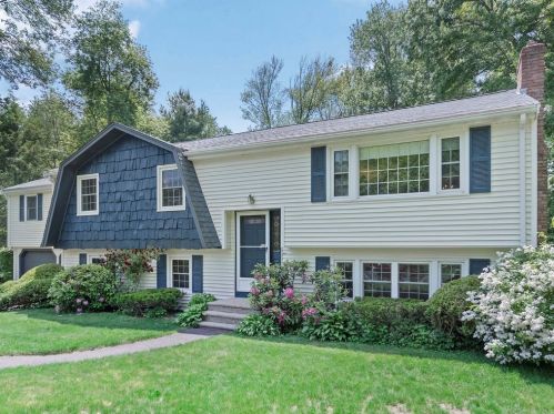 11 Stonybrook Rd, Medfield, MA 02052 exterior