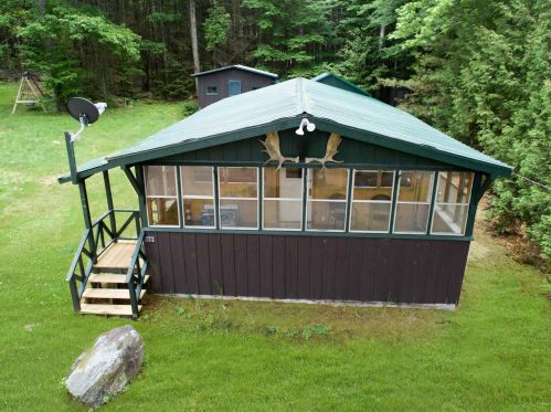 18 Montgomery Rd, Stark, NH 03582 exterior