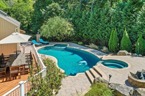 9 Beaver Bog Rd, Danbury, CT 06812 exterior
