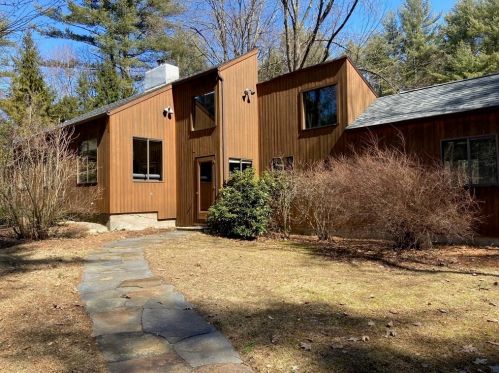 92 Harkness Rd, Amherst, MA 01002 exterior