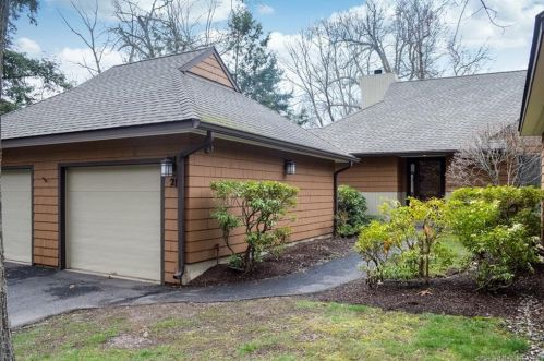 21 Bathcrescent Ln, Bloomfield, CT 06002 exterior