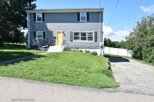 5 Maple Ter, Middletown, RI 02842 exterior