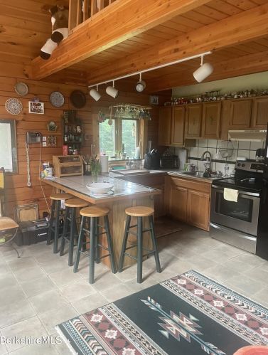 565 New State Rd, Savoy, MA 01256 exterior