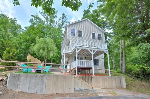81 Uxbridge Rd, Mendon, MA 01756 exterior