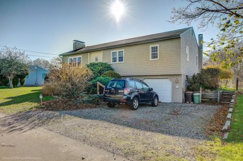 80 Hollywood Ave, South Kingstown, RI 02882 exterior