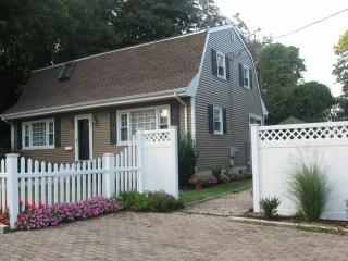 93 Congdon St, South Kingstown, RI 02882 exterior