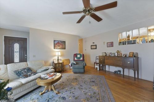 160 Cornell Dr, Enfield, CT 06082 exterior