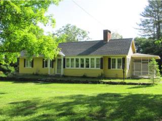 28 Ormsbee Ave, Proctor, VT 05765 exterior