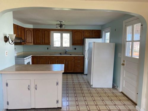 32 Stockton Dr, Middletown, RI 02842 exterior