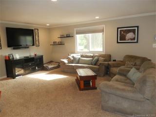 32 Reservoir Rd, Vernon, CT 06066 exterior