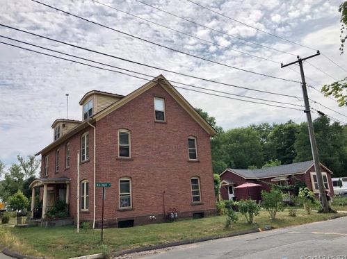 131 River Rd, Middletown, CT 06457 exterior