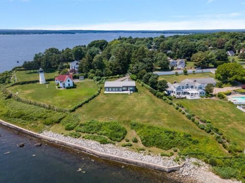 1340 Warwick Neck Ave, Warwick, RI 02889 exterior