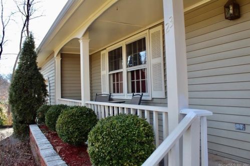 23 Fawn Ridge Dr, North Haven, CT 06473 exterior