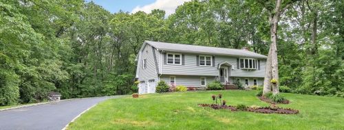 34 Nutmeg Ln, Huntington, CT 06484 exterior