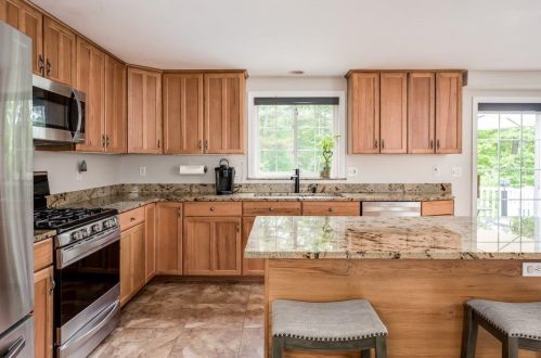 34 Fairview Dr, Pelham, NH 03076 exterior