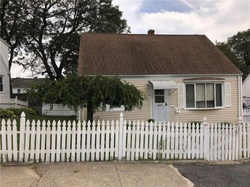 9 Edgehill Ave, Lincoln, RI 02865 exterior