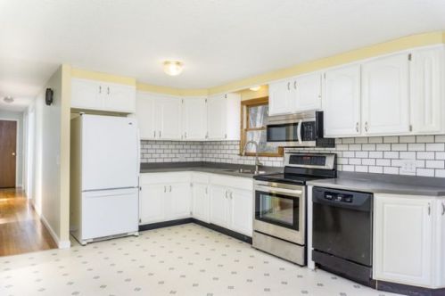 304 Peekskill Ave, Springfield, MA 01129 exterior