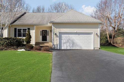 55 Crickett Cir, Warwick, RI 02818 exterior