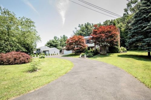 17 Weathers Rd, North Haven, CT 06473 exterior
