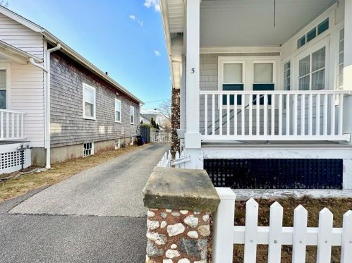 5 Harvard St, Newport, RI 02840 exterior