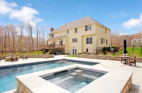 10 Night Hawk Ln, Sandy Hook, CT 06482 exterior