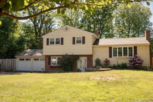 66 Fallon Dr, North-Haven, CT 06473 exterior