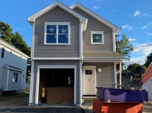21 Earle St, Cumberland, RI 02864 exterior