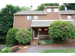 31 Red Oak Cir, Huntington, CT 06484 exterior