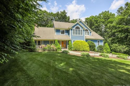 7 Somerset Ln, Sandy Hook, CT 06482 exterior